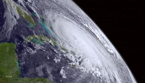 Satelitní snímky hurikánu Joaquin.