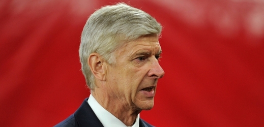 Stejně jako trenér české fotbalové reprezentace Pavel Vrba pohrozil kouč Arsenalu Arséne Wenger, že předčasně odejde z tiskové konference.