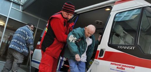 Záchranář pomáhá pacientovi (ilustrační foto).
