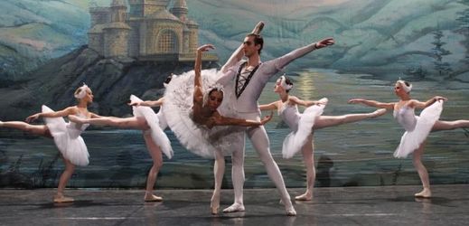 Labutí jezero v podání tanečního souboru Royal Russian Ballet.