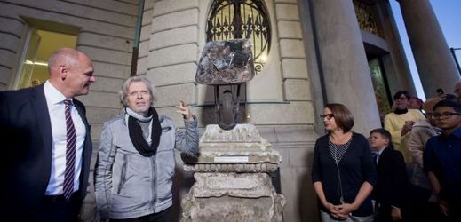 Před budovou Goethova institutu v Praze byl slavnostně odhalen dočasný pomník německého básníka Johanna Wolfganga von Goetheho, který vytvořil výtvarník Jiří David (druhý zleva). Vpravo pražská primátorka Adriana Krnáčová.