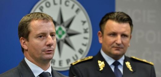 Bývalý ředitel Útvaru pro ochranu prezidenta Petr Dongres (vlevo) a policejní prezident Tomáš Tuhý.