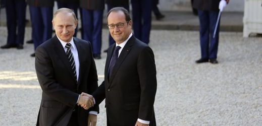 Vladimir Putin (vlevo) a Francois Hollande v Paříži.