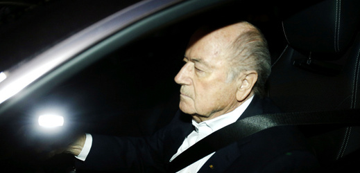Problémy Seppa Blattera nekončí. Sponzorům FIFA s ním došla trpělivost. K odchodu z čela federace vyzvaly švýcarského funkcionáře firmy Coca-Cola, McDonald's a Visa.