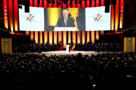Němečtí političtí vůdci slaví 25. výročí sjednocení východního a západního Německa. Německý prezident Joachim Gauck pronesl projev při slavnostním ceremoniálu. Frankfurt nad Mohanem.