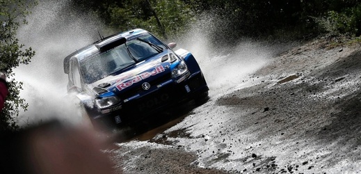 Jari-Matti Latvala z Finska vede Francouzskou rallye.