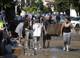 Povodně ve Francii si už vyžádaly 16 obětí.