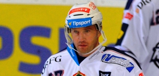 Hokejisté Komety Brno budou minimálně do konce roku opět postrádat útočníka Petra Tona, kterému se obnovilo zranění ruky a musí na další operaci. 