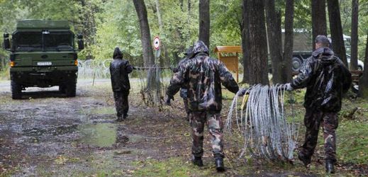 Maďarské jednotky chystají plot na hranici se Slovinskem (ilustrační foto).