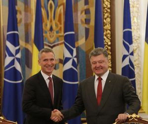 Generální tajemník NATO Jens Stoltenberg a ukrajinský prezident Petro Porošenko.