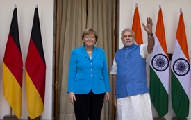 Německá kancléřka Angela Merkelová, která je na třídenní návštěvě v Indii, a indický premiér Nárendra Módí při setkání v Novém Dillí.
