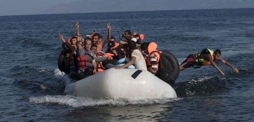 Syrští uprchlíci na lodi.
