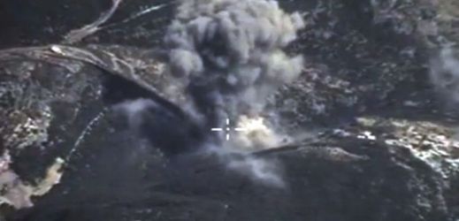 Letecký snímek zasaženého cíle zveřejněný na stránkách ruského ministerstva obrany.