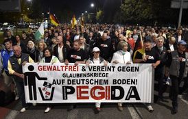 Druhá strana. Vlasteneckým Evropanům proti islamizaci Západu alias Pegidě v Drážďanech opět roste popularita. Ne jejich "procházku" přišlo v pondělí devět tisíc lidí.