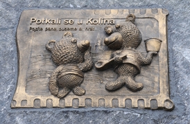 Pamětní deska dvojice medvědů z animovaných filmu režiséra Břetislava Pojara "Pojďte pane, budeme si hrát..." v Kolíně.