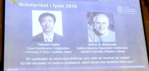 Vědci Japonec Takaaki Kadžita a Kanaďan Arthur B. McDonald.