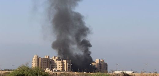 Stoupající kouř v al-Kasru v Jemenu po bombovém útoku.