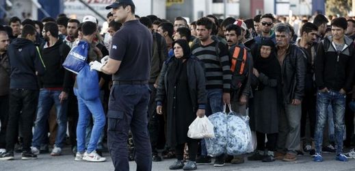 Běženci čekají ve frontě na autobusy, které je odvezou z řeckého ostrova Lesbos.