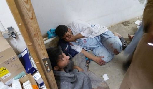 Zraněný personál nemocnice v Kunduzu.
