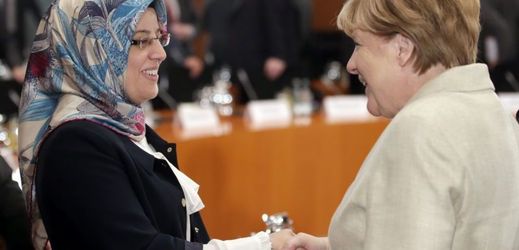 Kancléřka Angela Merkelová vítá v Berlíně zástupkyni Muslimské koordinační rady Nurhan Soykanovou během zasedání o příjímání uprchlíků.