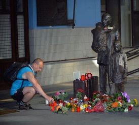 Památník sira Nicholase Wintona na pražském Hlavním nádraží.