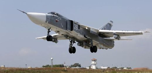 Ruská stíhačka Su-24M startuje z letecké základny Hmeimim v Sýrii.