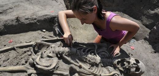 Archeoložka odkrývá kosterní pozůstatky v jednom z hrobů na Pohansku u Břeclavi (ilustrační foto).