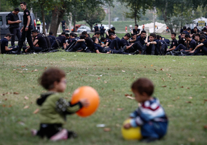 Syrské děti si hrají v tureckém parku.