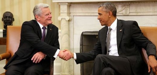 Německý prezident Joachim Gauck (vlevo) při jednání s Barackem Obamou.
