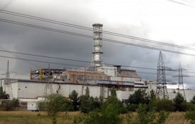 Čtvrtý reaktor jaderné elektrárny Černobyl obestavěný betonovým sarkofágem.