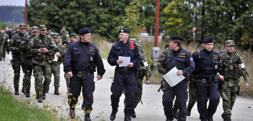 Společné cvičení armády a policie na hraničním přechodu do Rakouska v Jihočeském kraji.