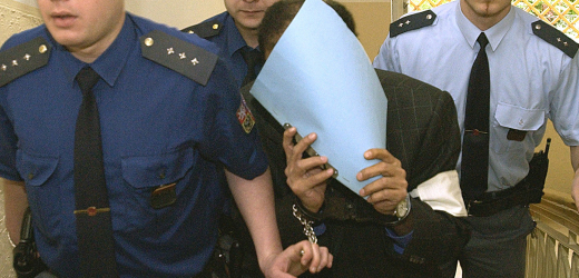 Hámid bin Abdal Sání si kryje listem papíru svoji tvář (2005).