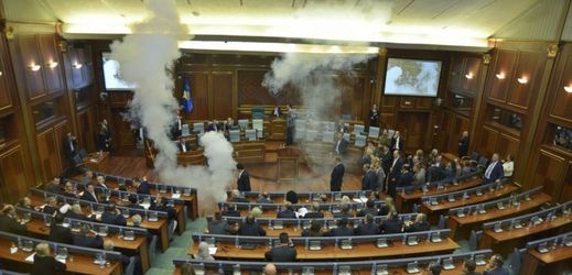 Opoziční poslanci narušili zasedání parlamentu slzným plynem.