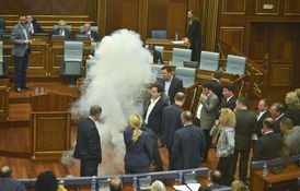 Zákonodárci protestovali proti nedávné vládní dohodě se Srbskem.