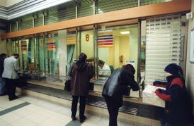 Podle odborů pracovníci České pošty dostávají na Moravě v průměru o tři tisíce korun méně než zaměstnanci v Praze (ilustrační foto).