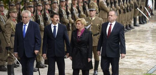 Prezident České republiky Miloš Zeman (zleva), prezident Maďarska János Áder, prezidentka Chorvatska Kolinda Grabarová Kitarovičová a prezident Slovenska Andrej Kiska.