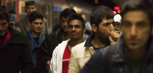 Uprchlíci na vlakovém nádraží.