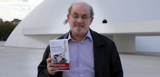 Britský autor Salman Rushdie je autorem Satanských veršů.