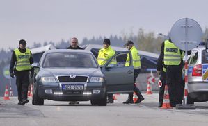 Česká Republika rozšířila 10. října kontroly na silničních i pěších hraničních přechodech s Rakouskem.