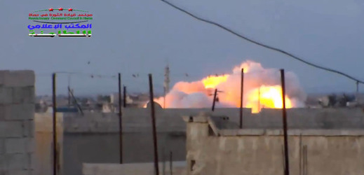 Na snímku z videozáznamu je vidět bombardování v syrské provincii Hamá ruskou armádou.