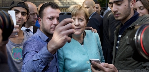 Oblíbené selfie migrantů s Merkelovou.Skvělá reklama na lákání nových přešelců z Orientu.