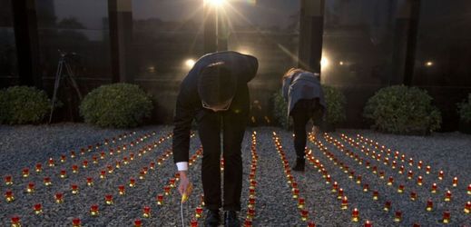 Uctění památky obětí masakru.