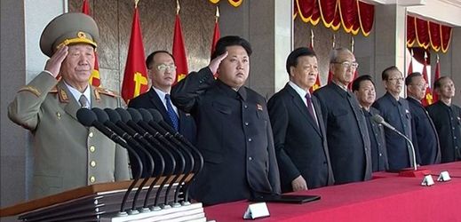 Vojenská přehlídka, v popředí vůdce Kim Čong-un.