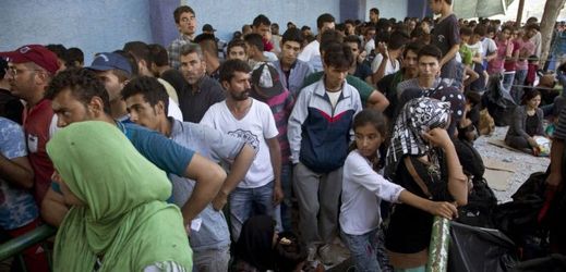 Řecko se potýká s obrovským přílivem migrantů.
