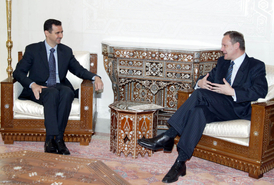 Bývalý ministr zahraničí Cyril Svoboda (vpravo) s Bašárem Asadem v Damašku. Rok 2004.