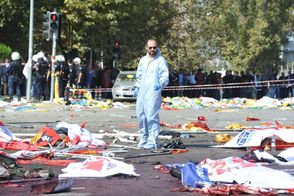 Výbuch v Ankaře si zatím vyžádal 97 obětí.