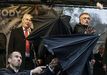 Prezident Miloš Zeman je kryt deštníky během oslav výročí sametové revoluce
Autor: Petr David Josek, Associated Press
Kategorie: Lidé, o kterých se mluví