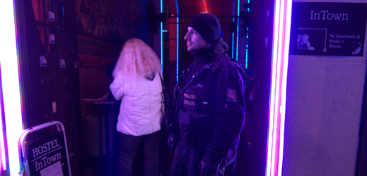 Razie v nočním klubu Cabaret Atlas v pražské ulici Ve Smečkách. Tři lidé byli obviněni pro podezření z několika trestných činů spojených s prostitucí.