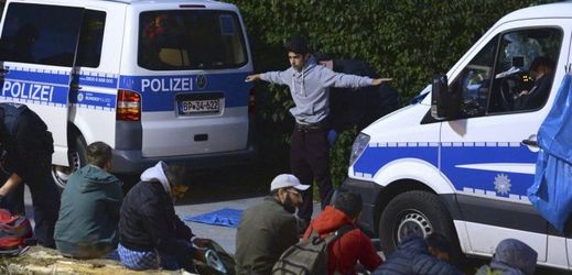 Policisté kontrolují migranty na hranicích mezi Rakouskem a Německem.