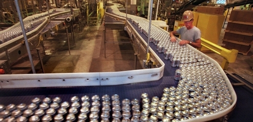 Výrobní linka pivovaru Miller v Milwaukee v americkém státě Wisconsin.